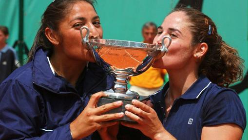 Primer trofeo conseguido por ambas tenistas en París (2001)