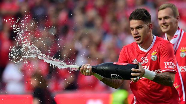 Ederson celebra el título de liga con el Benfica.