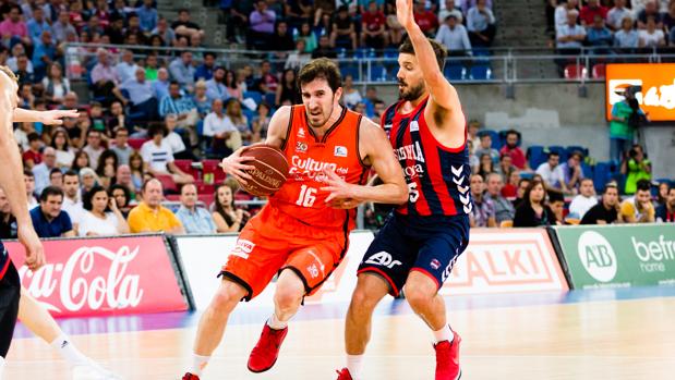 El Valencia pone al Baskonia contra las cuerdas