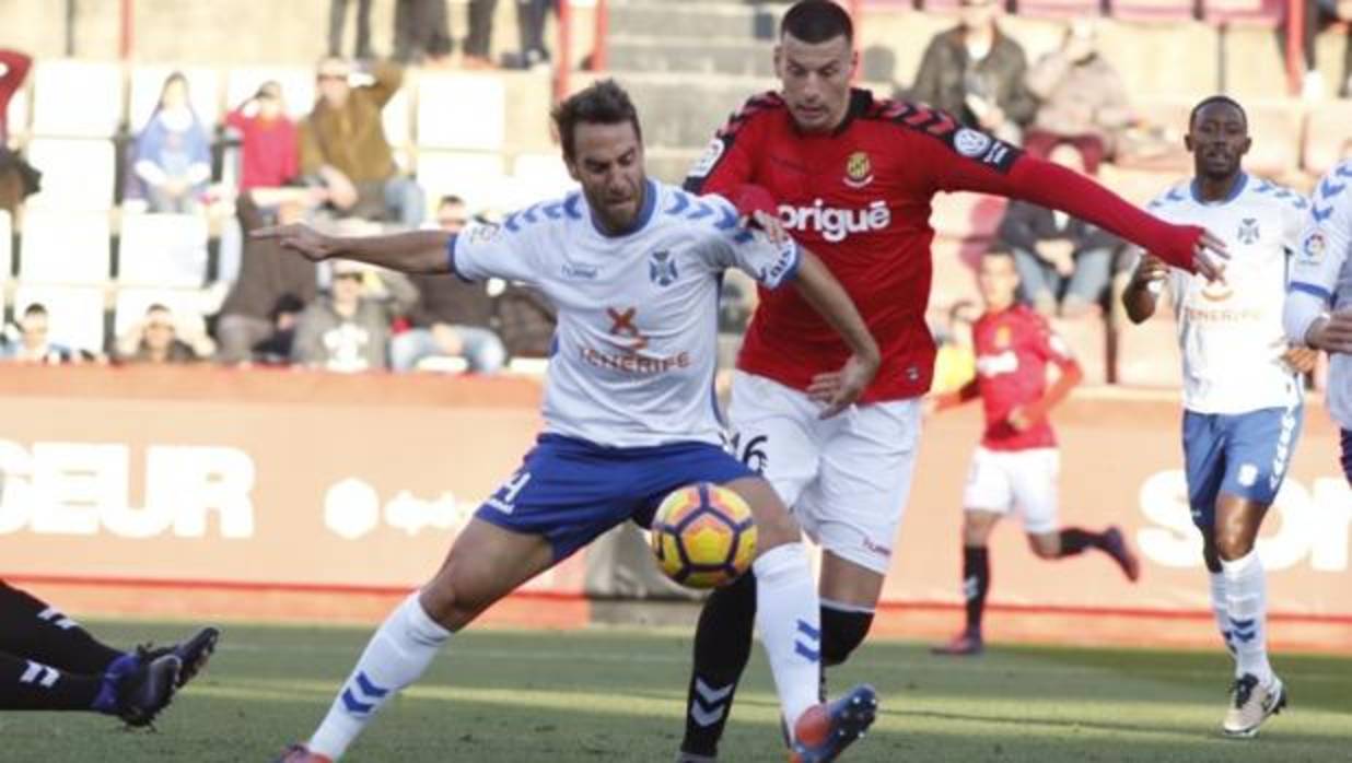 El Nástic sorprende al Tenerife y se acerca a permanencia