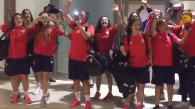 El Sevilla FC Femenino aterrizó entre banderas, cánticos y el Himno del Centenario