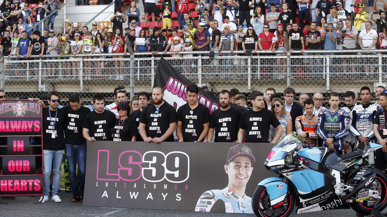 Minuto de silencio en señal de luto pro Luis Salom, en 2016, en Montmeló