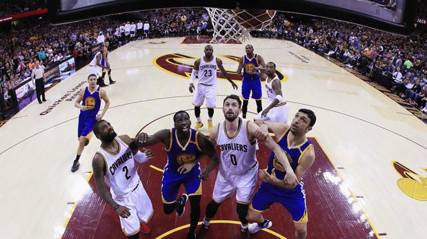 Imagen del cuarto partido de la final de la NBA entre los Cavaliers y los Warriors