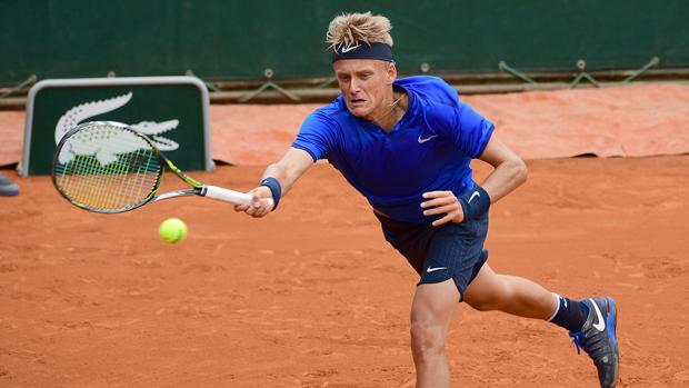 Nicola Kuhn, con su trofeo de subcampeón júnior de Roland Garros