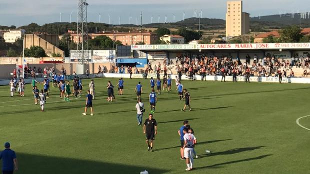 Los jugadores del Peña Sport y del Castellón se saludan al término del partido