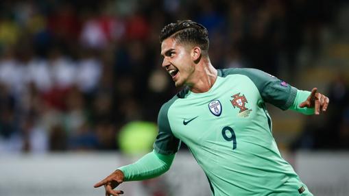 André Silva celebra un gol con Portugal.