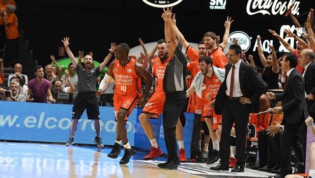 Los jugadores del Valencia Basket celebran una canasta