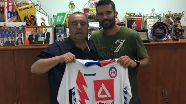 Berodia, junto a Enrique Vedia, presidente del Rayo Majadahonda, posa con la camiseta de este club
