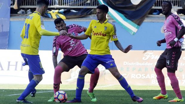 El Cádiz cobra ventaja con un golazo de Aketxe