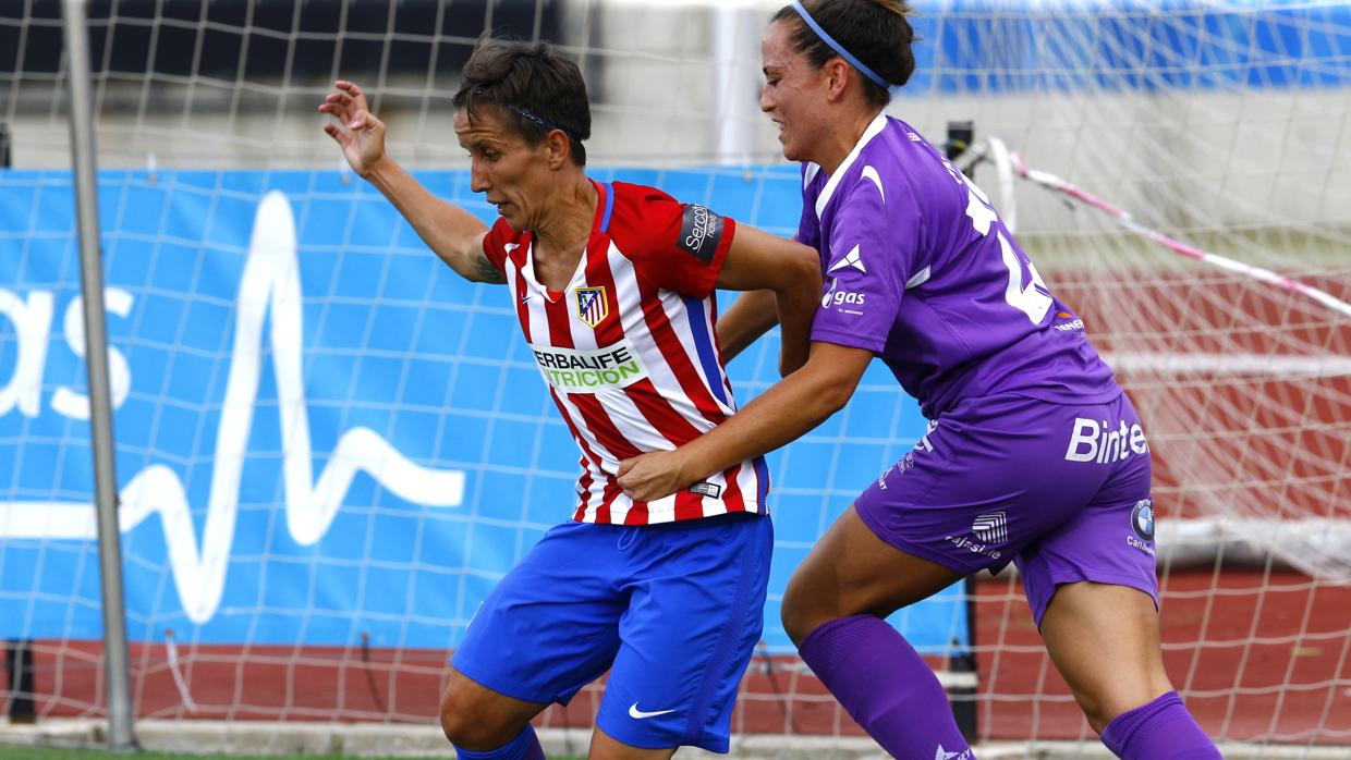 Sonia Bermúdez, del Atlético de Madrid, intenta llevarse el balón en la semifinal