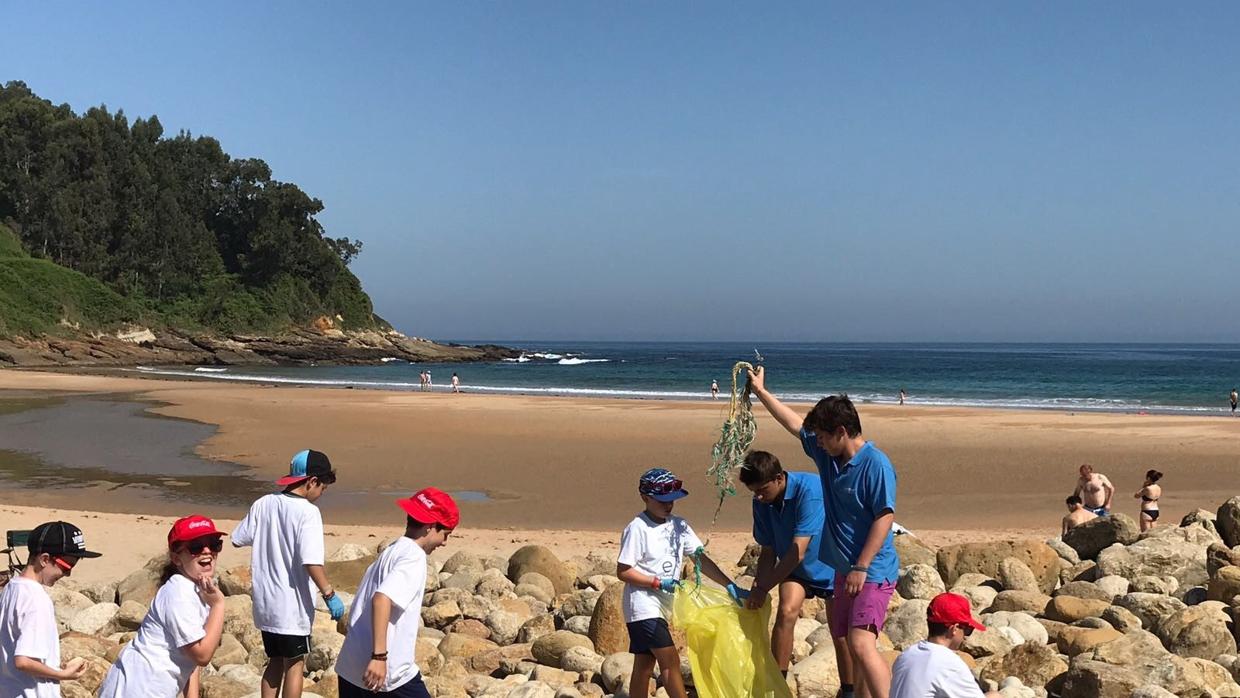 Ecomar y Coca-Cola recogieron 223 kilos de residuos en la playa de Luaña