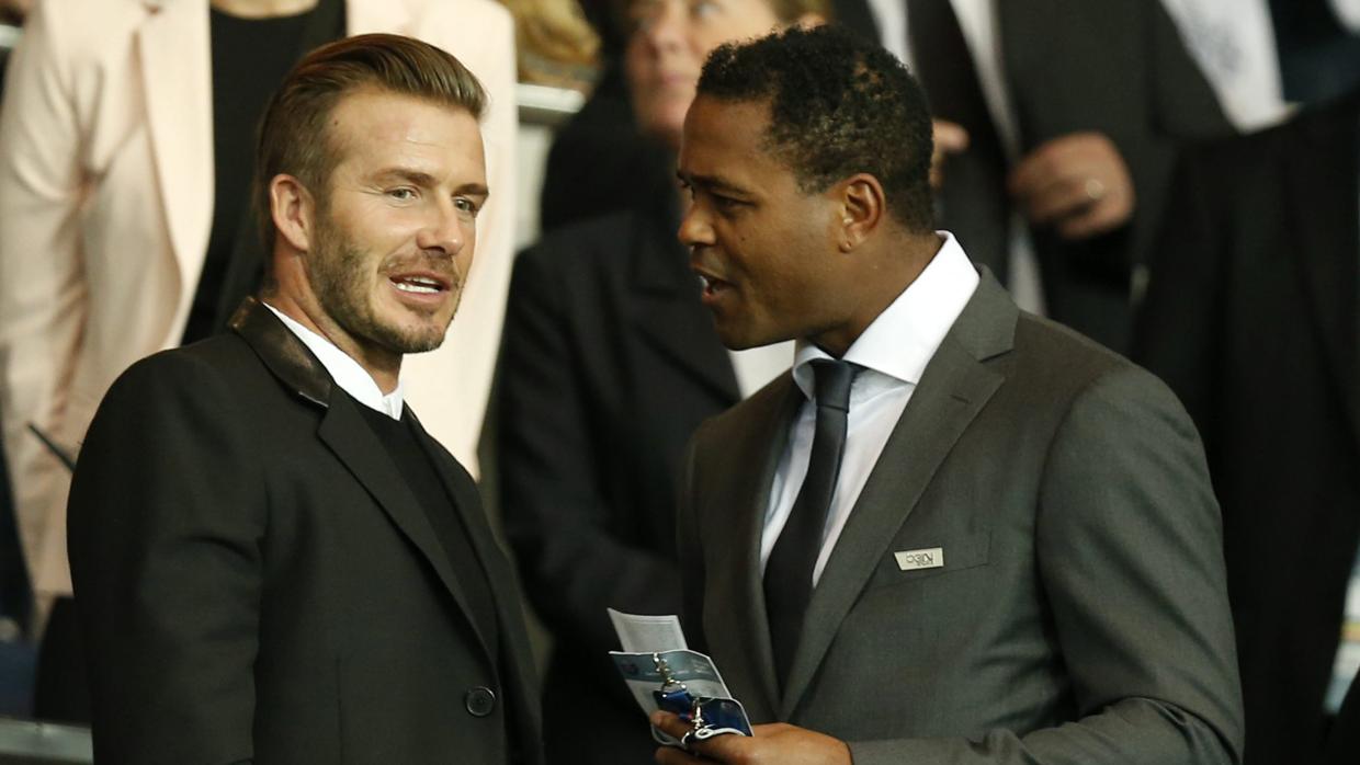 Patrick Kluivert junto a David Beckham durante un partido de fútbol