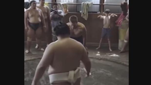 Tom Brady prueba en el sumo