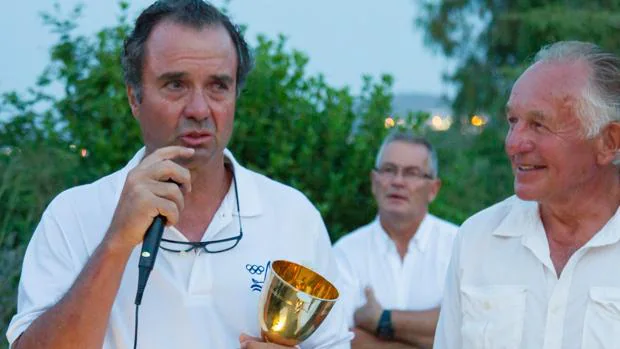 Joaquín Blanco, tras recibir la Finn Gold Cup, de las manos del presidente de honor, Gerardo Seeliger