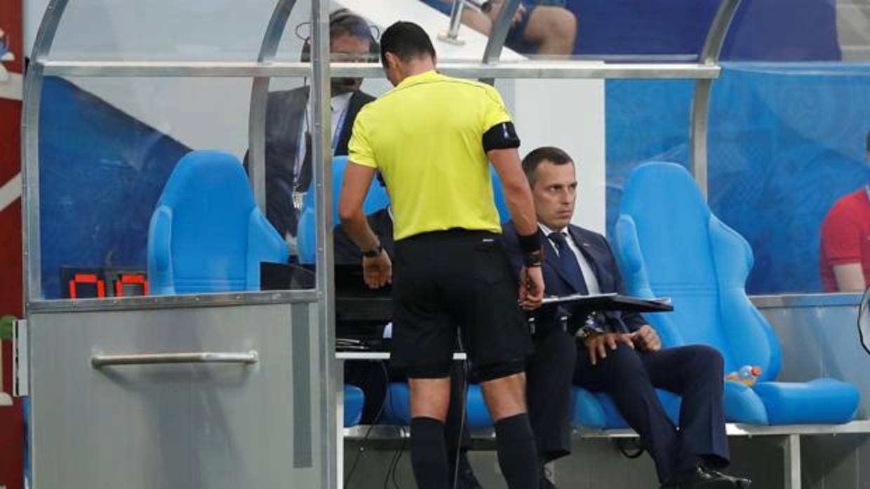 El árbitro consulta el vídeo durante la Copa Confederaciones