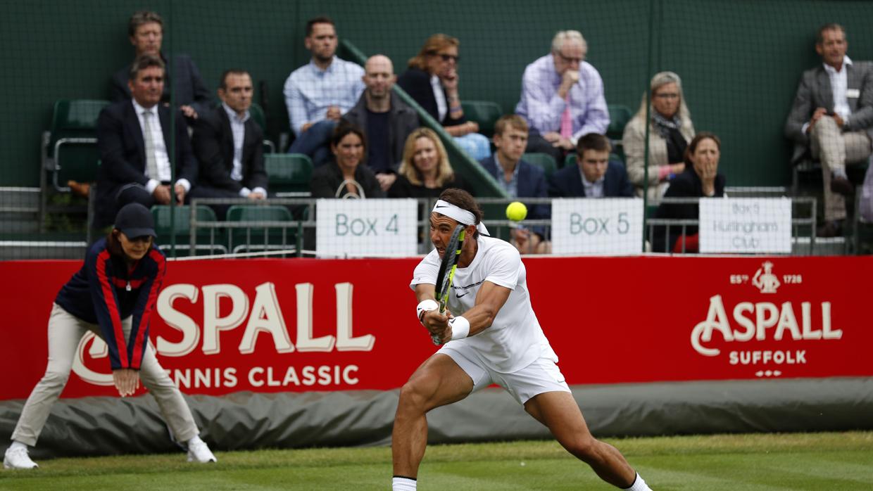 Nadal devuelve una bola durante su partido contra Berdych.