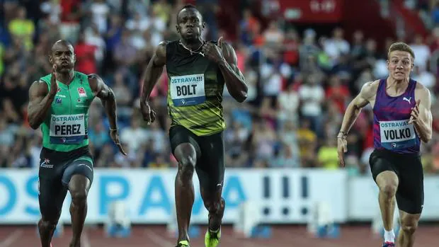 Usain Bolt, Yunier Perez y Jan Volko, durante la carrera de 100 metros en Ostrava