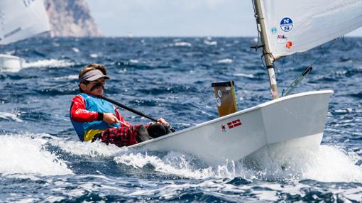 Álvarez-Dardet y Lladó llegan a la última jornada del Nacional de Optimist separados por tres puntos