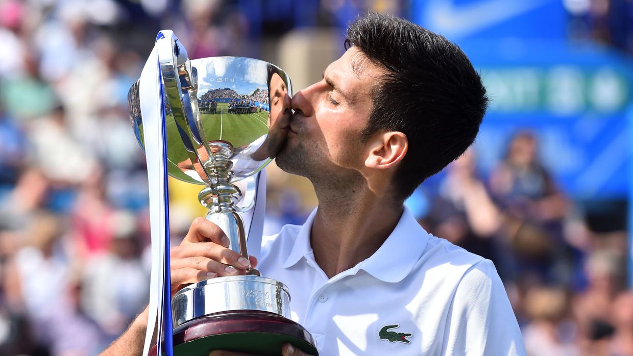 Djokovic, con la copa de Eastbourne