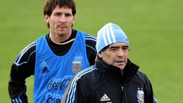 Messi, junto a Maradona en su época de seleccionador