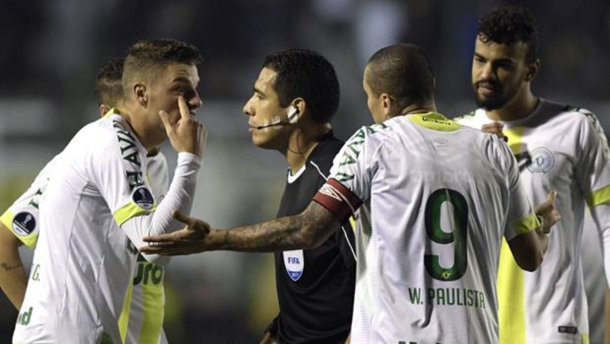 El Chapecoense destituye a su entrenador