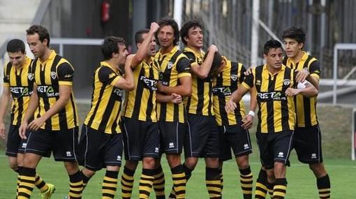 El Barakaldo, club centenario, celebra un gol en Segunda B