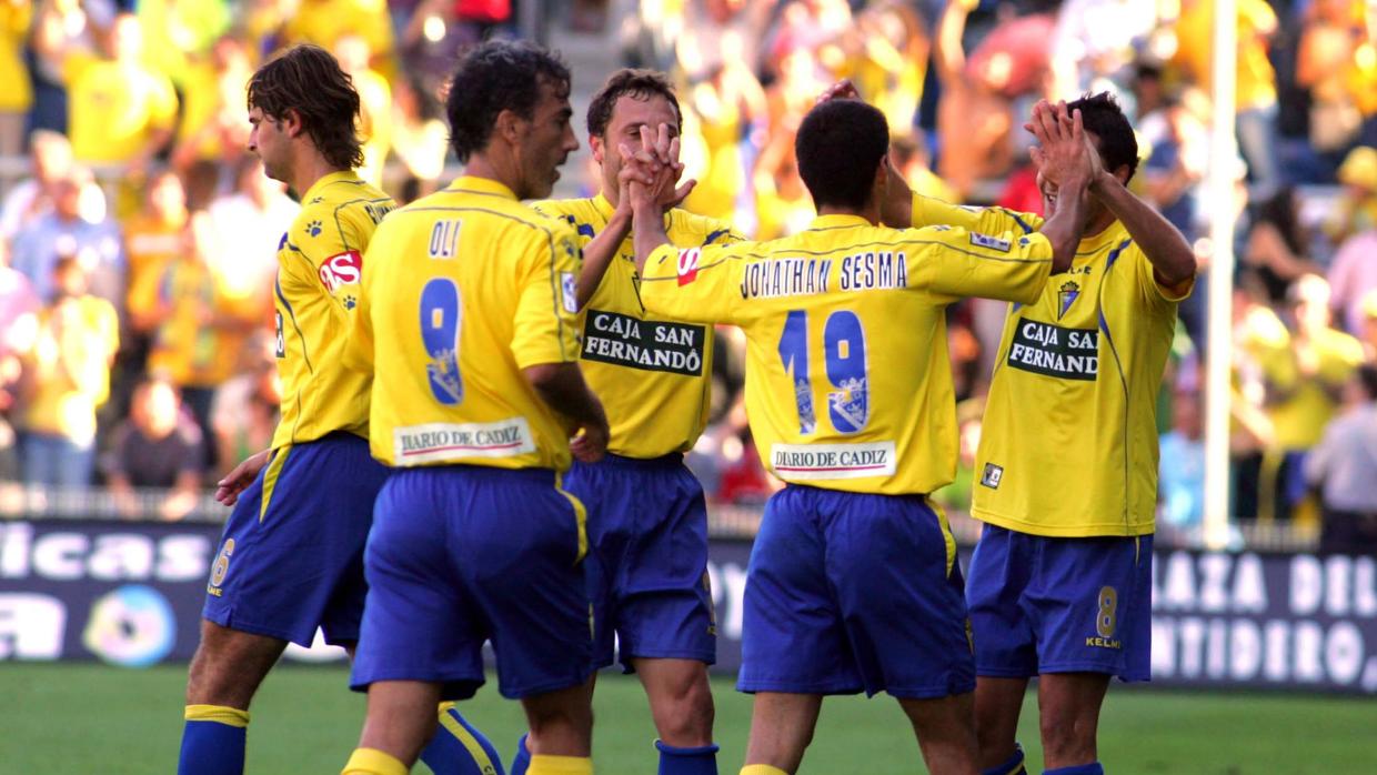 Jugadores del Cádiz durante un partido en 2005.