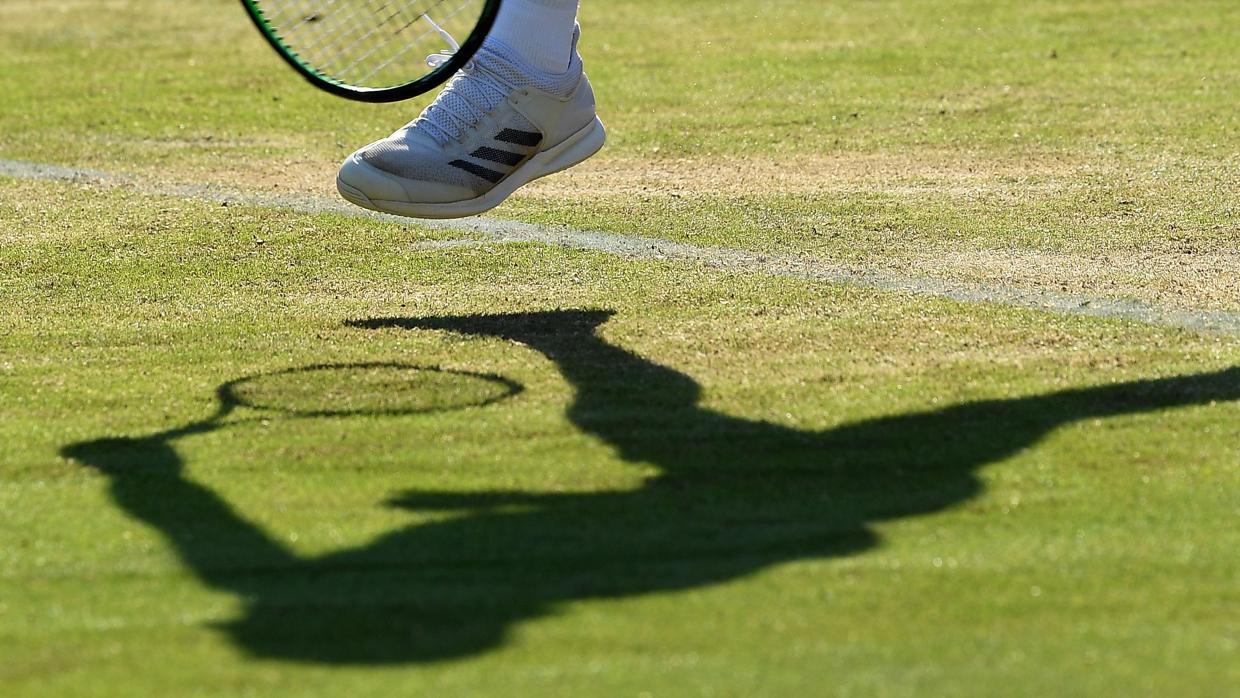 Silueta detalle de Lucas Pouille durante su partido ayer