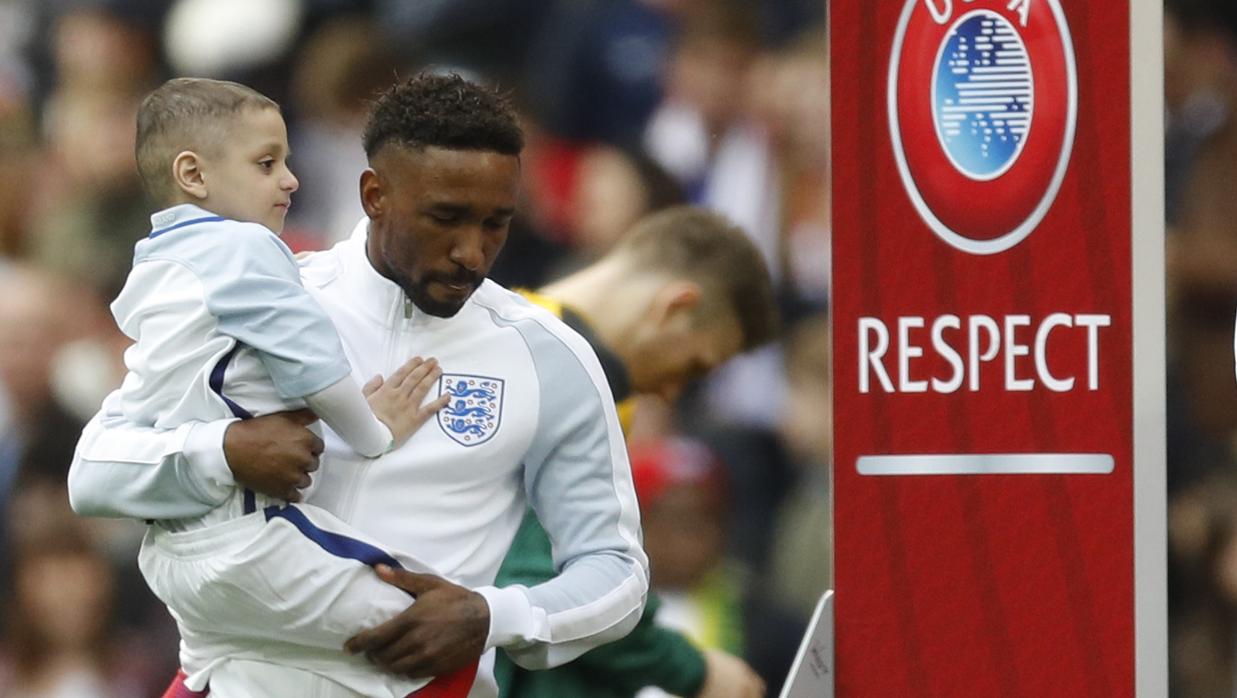 Bradley Lowery junto a Jermain Defoe en el terreno de juego