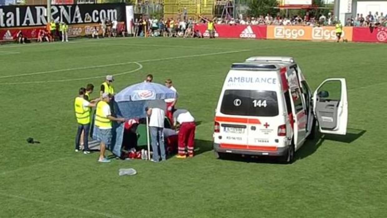 Abdelhak Nouri, futbolista del Ajax, colapsa en medio de un partido y es evacuado en helicóptero