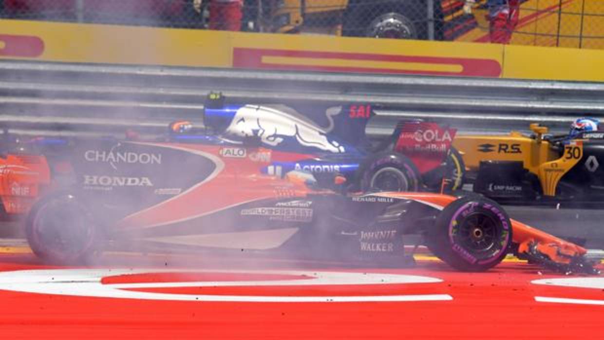 Alonso, volteado y fuera de la pista tras ser golpeado por Kvyat