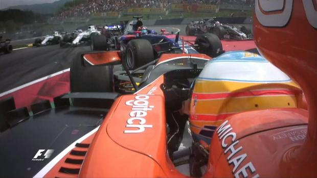 Captura del momento del impacto de Alonso con Verstappen