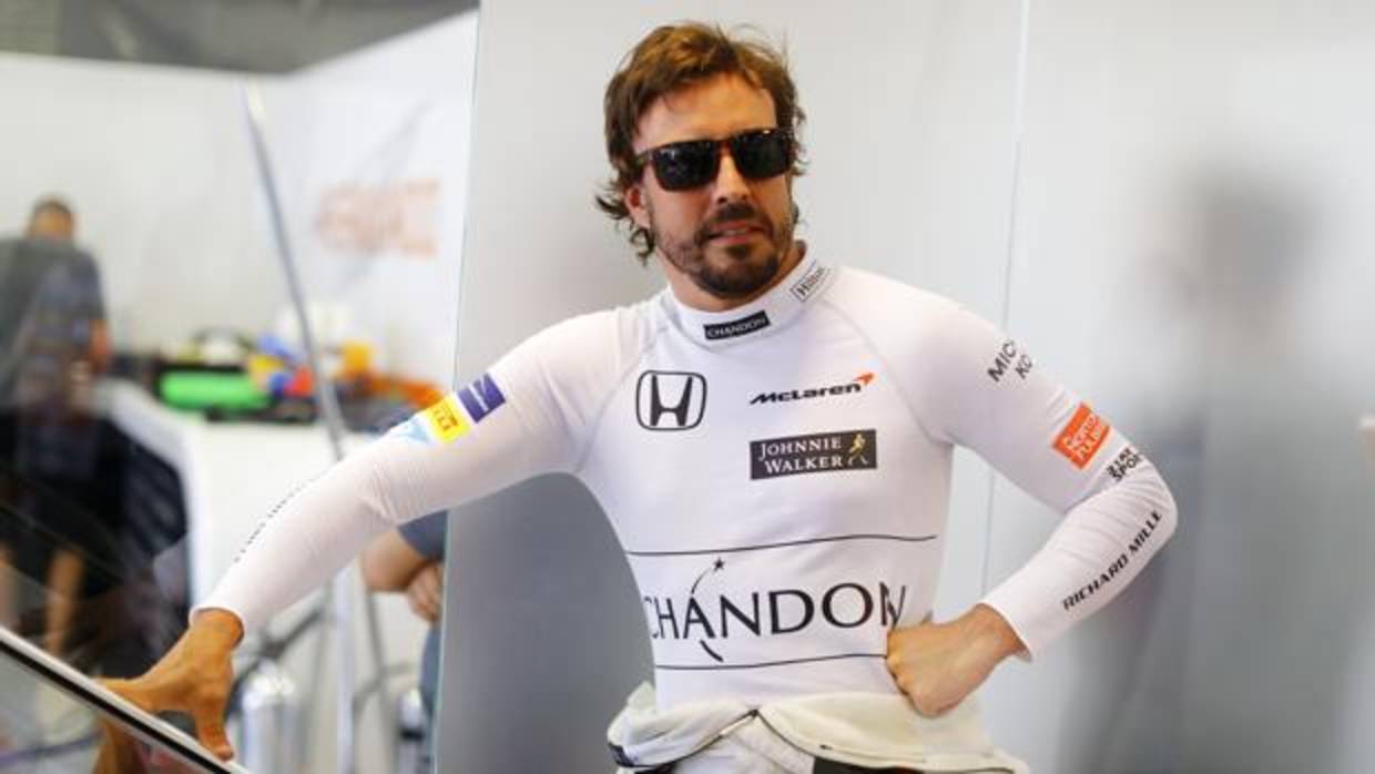 Fernando Alonso, en el box de McLaren en el Red Bull Ring