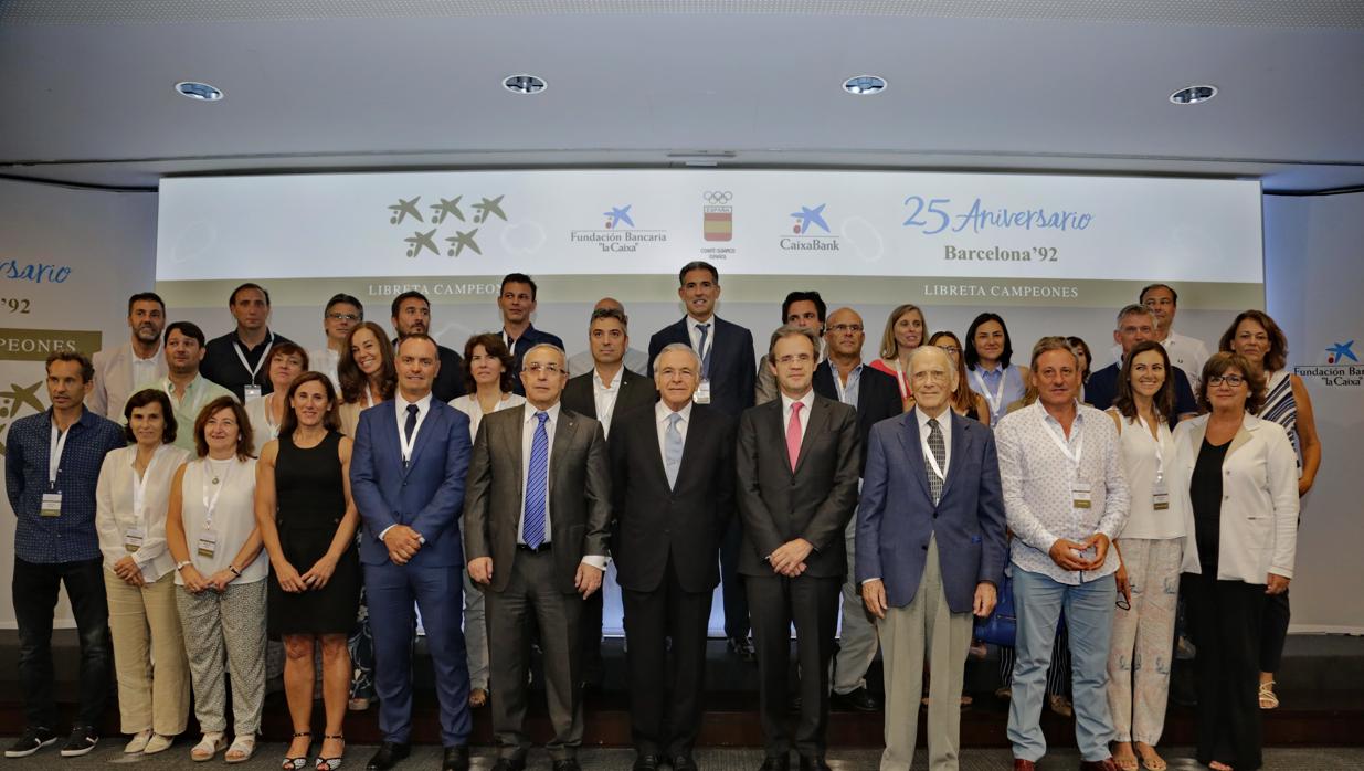 Medallistas olímpicos junto al presidente de la Fundación La Caixa, Isidre Fainé, y el del COE, Alejandro Blanco