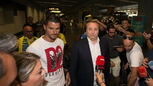 Vitolo y Miguel Ángel Ramírez en su llegada al aeropuerto