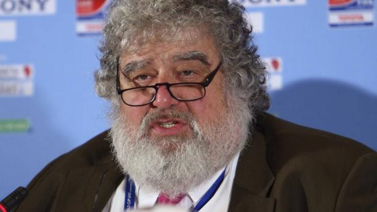 Chuck Blazer durante una rueda de prensa en Abu Dabi