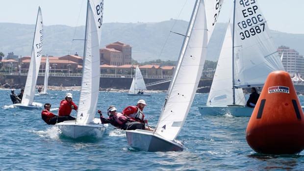 Cerca de 50 Snipes en la línea de salida, del XVIII Memorial Carlos del Castillo-Campeonato Ibérico