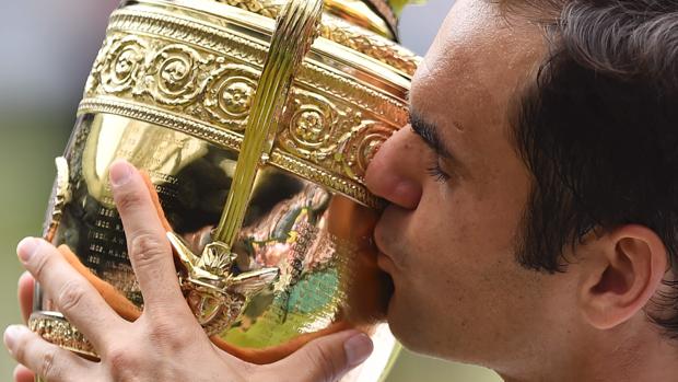 Roger Federer besa el trofeo de Wimbledon