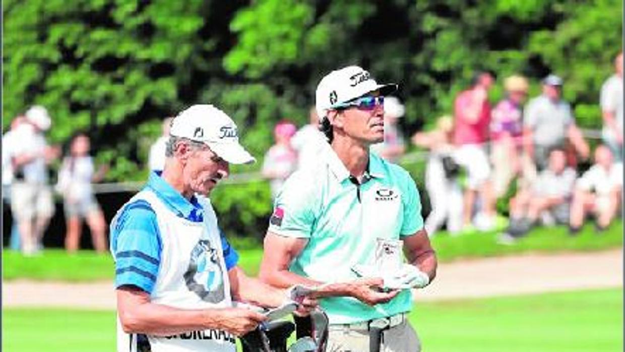 Rafa Cabrera junto a su caddie Colin Byrne