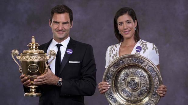 Federer y Muguruza posan con sus trofeso de campeones de Wimbledon