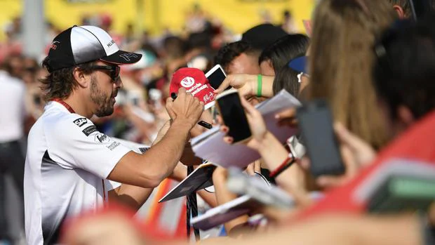 Alonso firmando autógrafos