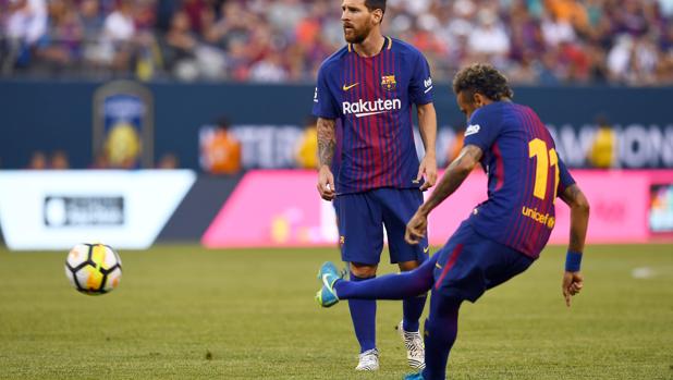 Neymar lanza una falta ante la Juveentus ante la mirada de Messi