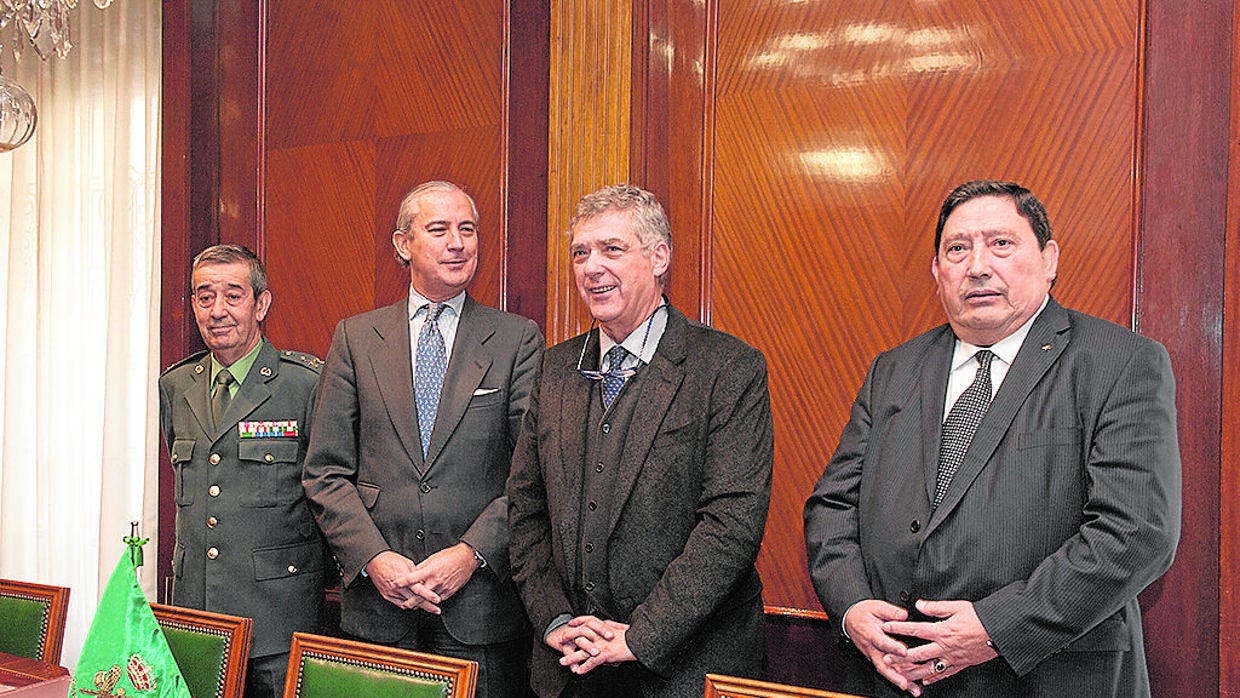 Sánchez Arminio (derecha) junto a Villar y responsables de la Guardia Civil