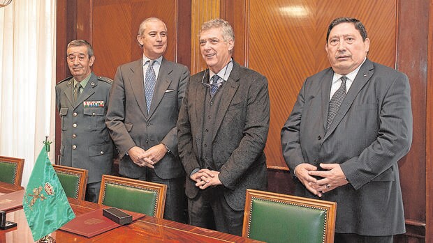 Sánchez Arminio (derecha) junto a Villar y responsables de la Guardia Civil