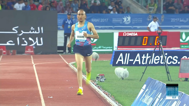 Un atleta no oye la salida nula y sigue corriendo solo