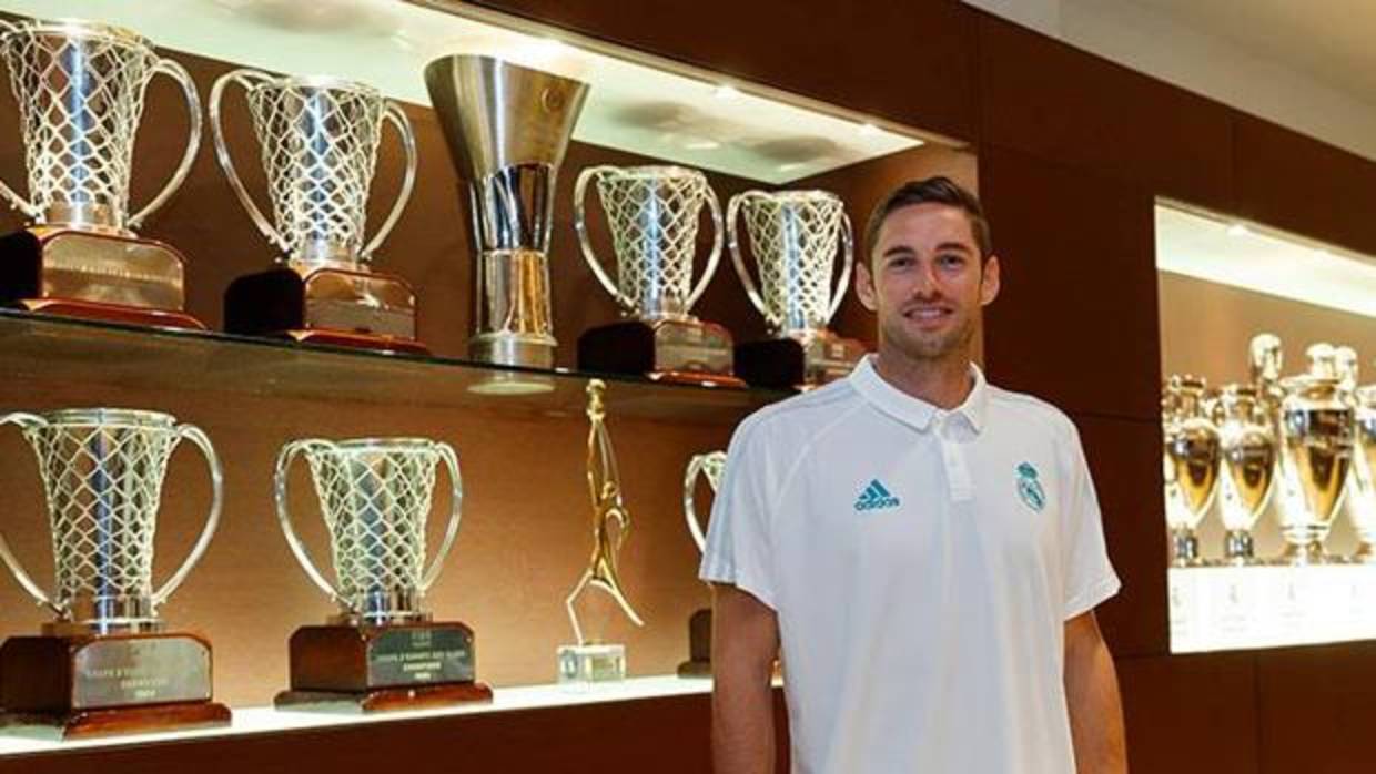 Fabien Causeur posa en la sala de trofeos del club blanco