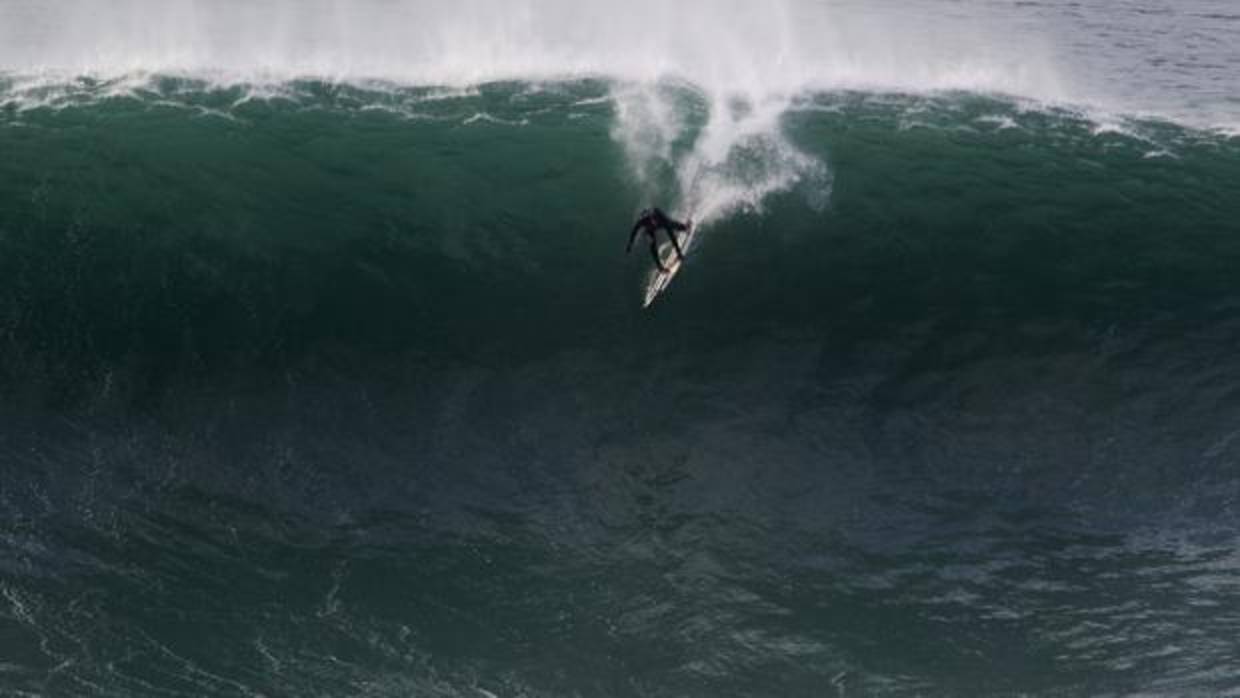 Natxo González, durante su duelo con la ola de Mulllaghmore