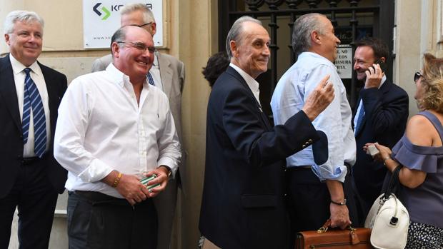 Lopera llega a la notaría para firmar el pacto