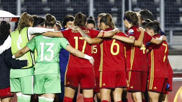 Las jugadoras de la selección española de fútbol, al término del segundo partido de la fase de grupos de la Eurocopa Femenina 2017 ante Inglaterra disputado esta noche en el Rat Verlegh Stadion de Breda, en Holanda
