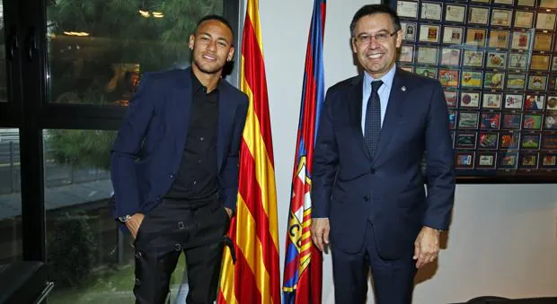 Neymar y Bartomeu el pasado mes de octubre, cuando el brasileño firmó su renovación con el Barclona